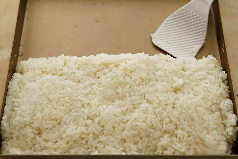 How to steam a plate of white rice delicious and quickly?